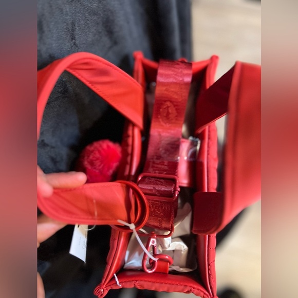 ❤️NWT-BETSEY JOHNSON, LUV BETSEY
RED QUILTED HEART TOTE WITH FUR BALL KEYCHAIN❤️ - Picture 9 of 12